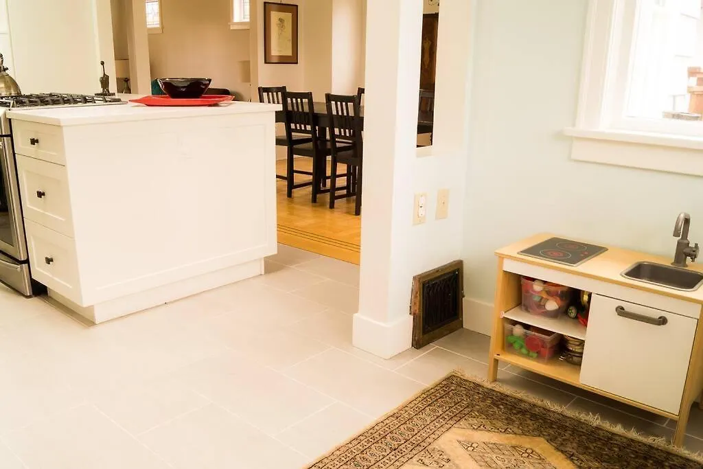 וונקובר 5Br,3Ba Family Friendly City Cottage בית נופש