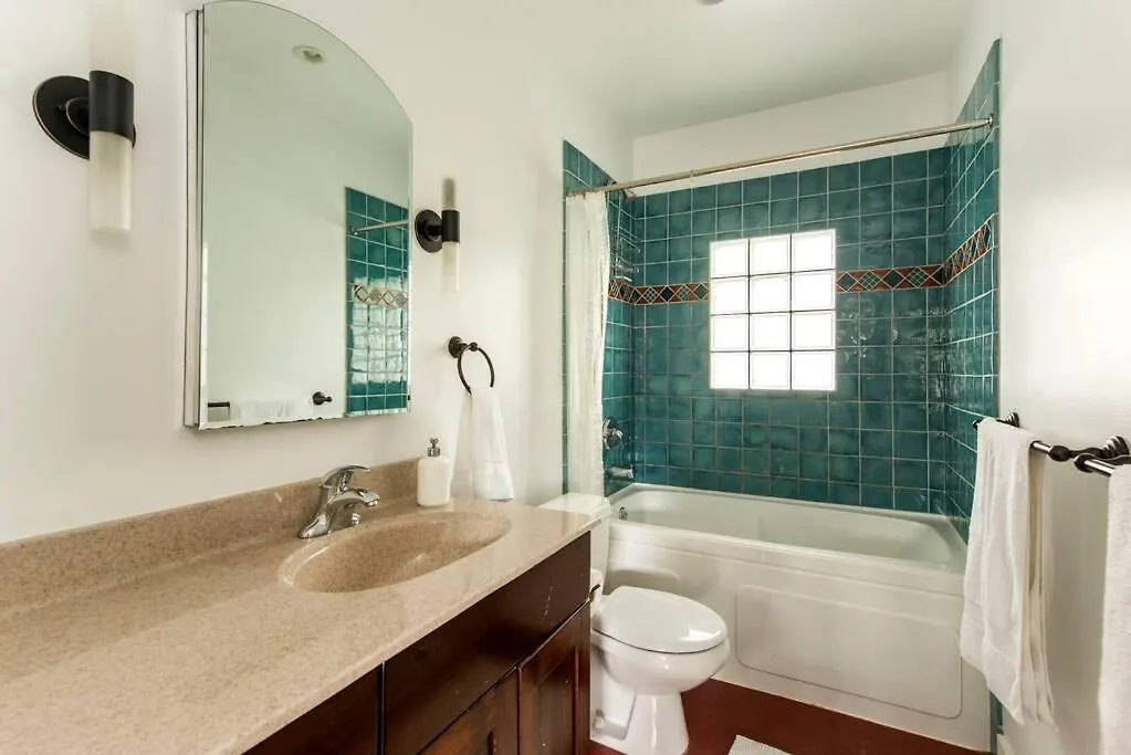 5Br,3Ba Family Friendly City Cottage Vancouver 0*,  Canada