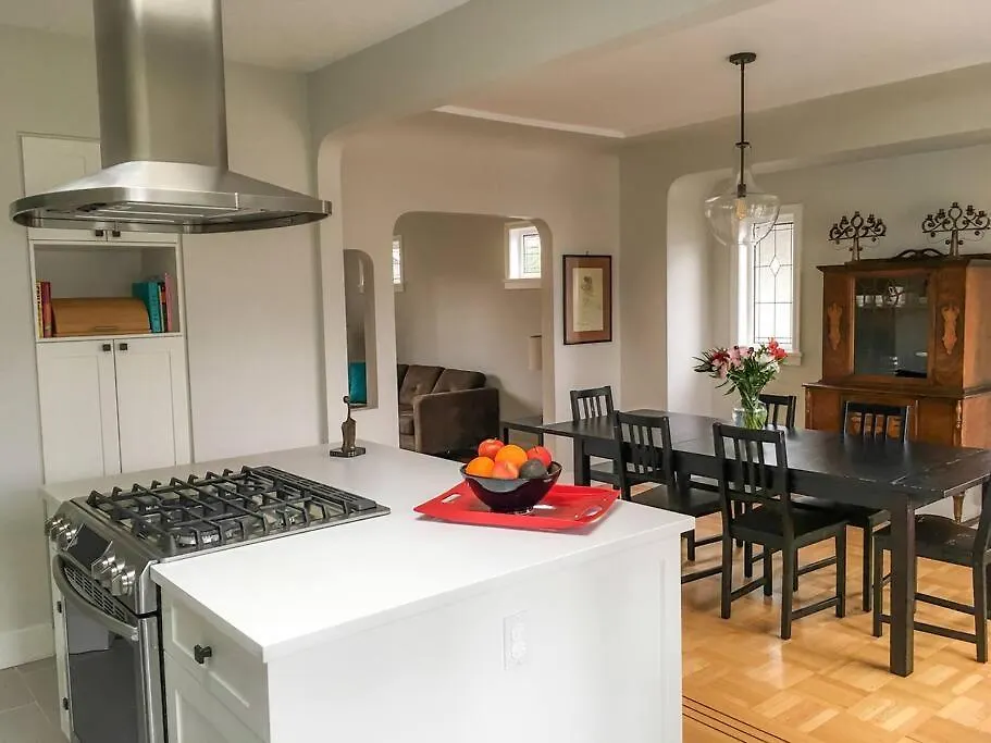 5Br,3Ba Family Friendly City Cottage Vancouver Canada